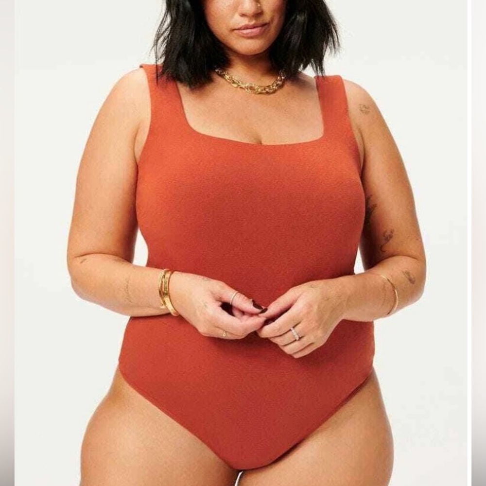 Good American Modern Tank Square Neck Contour Sculpting Thong Bodysuit in Brick - Picture 4 of 10